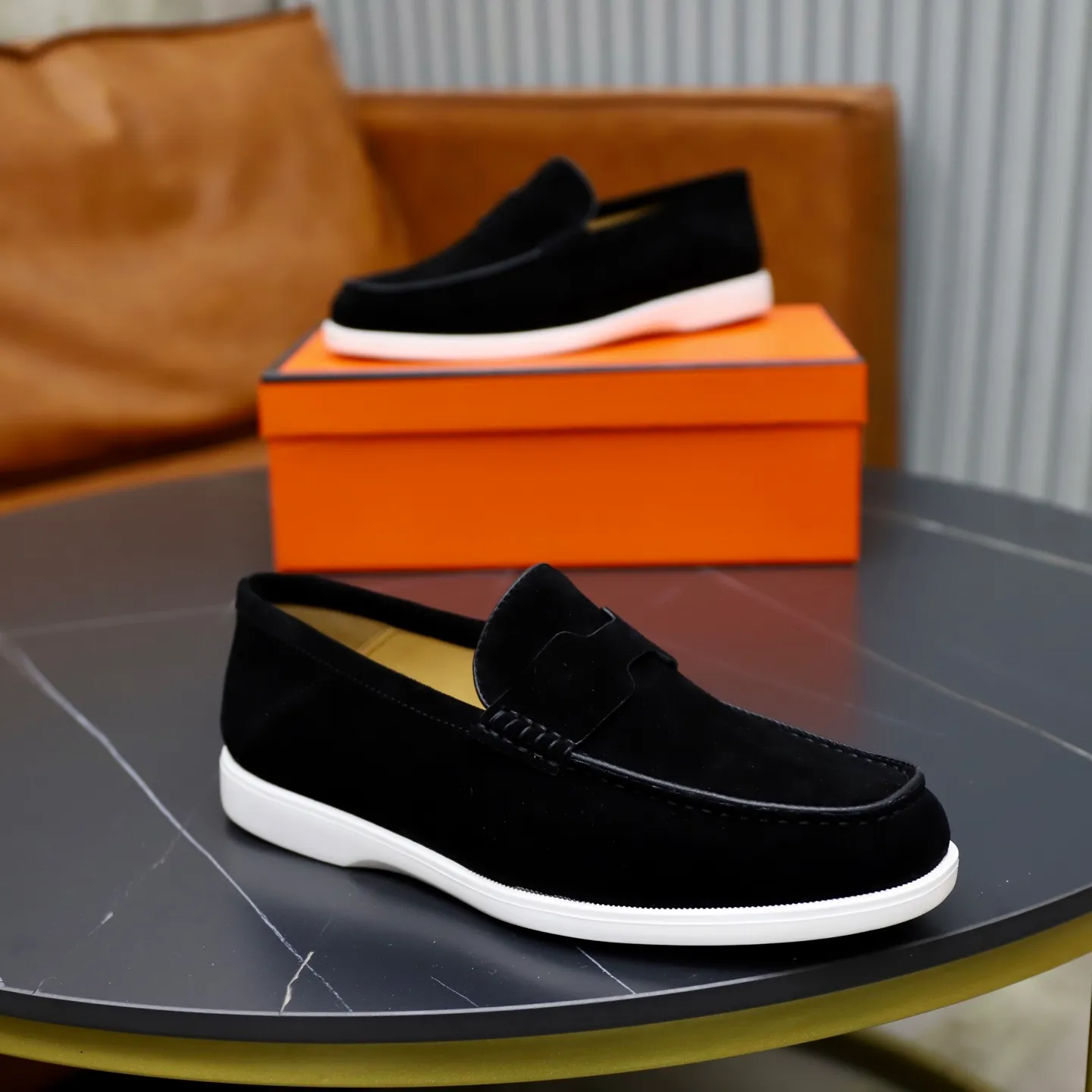 Ex-factory price: 540💰Hermès/Hermès slip-on men's shoes. This shoe is made of imported cow suede leather, with simple and smooth lines, and a 3CM rubber foam ultra-light sole combined with aerodynamic design! Youthful and fashionable, H button decoration, contrasting leather embellishment on the heel, calf lining to gently wrap your feet, with embossed logo cowhide feet, leather rock strips, casual and urban style, highlighting youthful vitality, sports and leisure version, super versatile Size number: 38-39-40-41-42-43-44 Standard leather shoe size (45 can be customized but does not support returns)